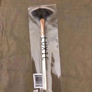 Lucie medium fan brush 560